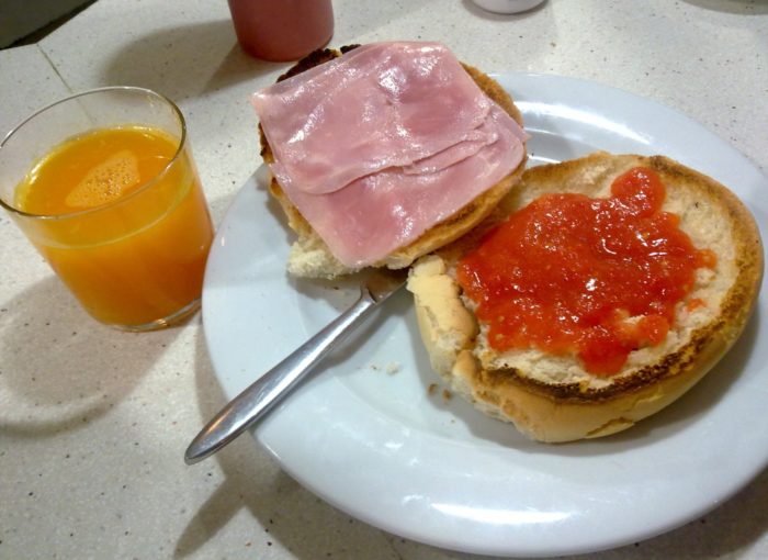 Desayunar en la autopista de Cádiz