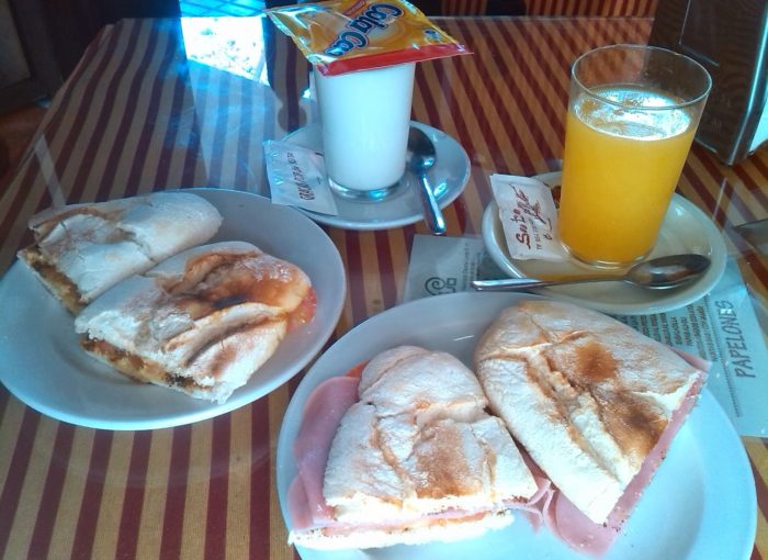 Desayunos, tapas, etc en La Taberna de Paco Bravo, Sevilla Este.