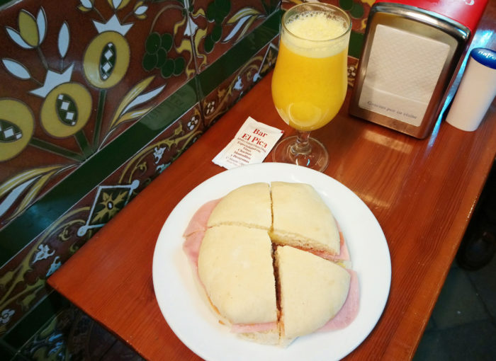 Desayunar en el Bar El Pica de Sevilla