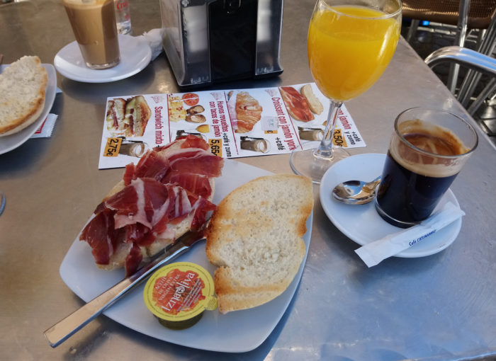 Desayunos en el Patio San Eloy de Santa Catalina, en Sevilla
