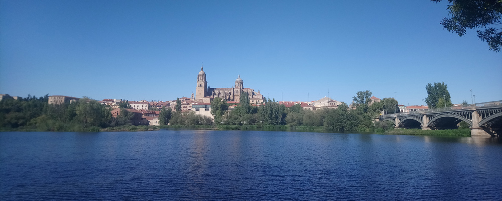 Catedral de Salamanca desde el río Tormes