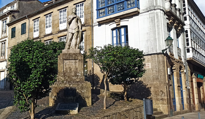 Estatua de Alfonso II el Casto en la Praza Entrepraziñas de Santiago de Compostela